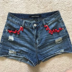 High waisted shorts with red detail
